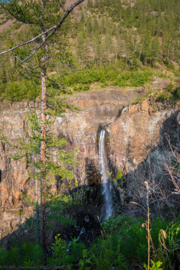 Водопад на ручье с Шайтан горы, метров 40-50 в высоту