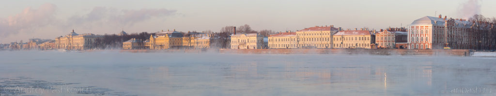 Университетская набережная зимой, туманное утро, панорамная фотография