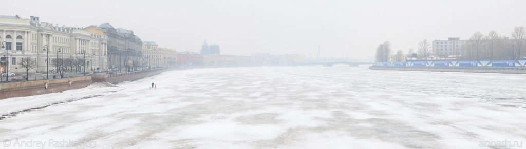 Малая Нева и набережная Макарова, лёд, туман, панорама.