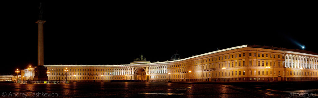 Панорама Дворцовой площади ночью