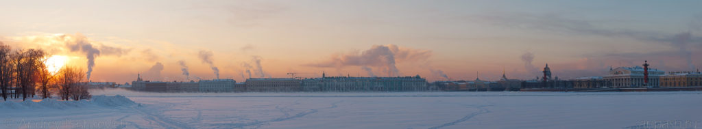 Панорама акватории Невы на рассвете зимой, Дворцовая набережная, стрелка Васильевского острова.