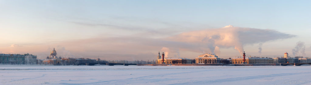 Панорама центра Санкт-Петербурга зимой, рассвет.