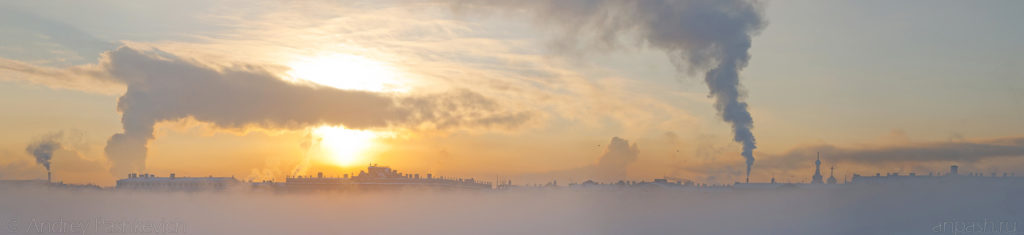 Туман над Невой зимой, панорама Дворцовой набережной.