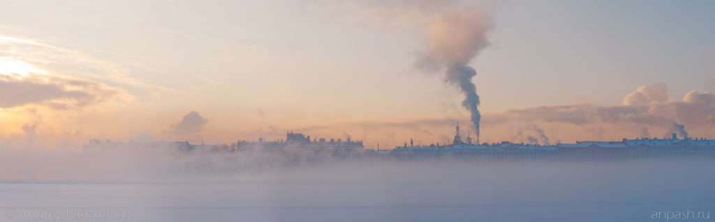 Туман над Невой зимой, панорама Дворцовой набережной