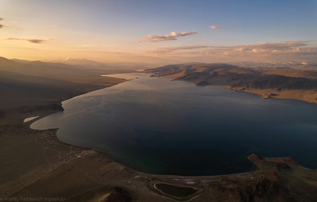 Монголия, озеро Толбо Нуур с квадрокоптера