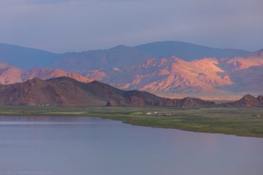 Рассвет на озере Толбо Нуур в Монголии
