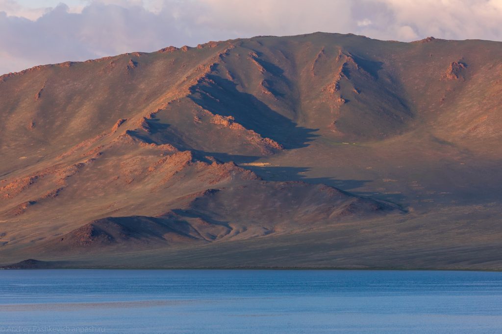 Рассвет на озере Толбо Нуур в Монголии