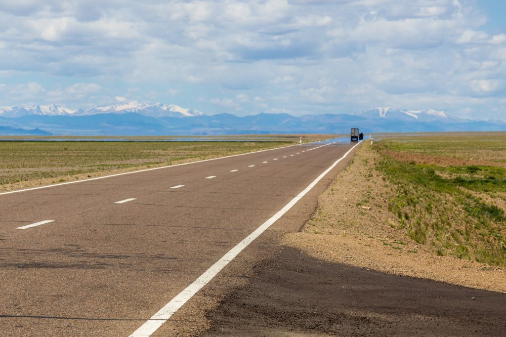 Миражи на дороге в Монголии