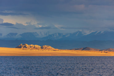 Берега озера Ачир Нуур, Монголия