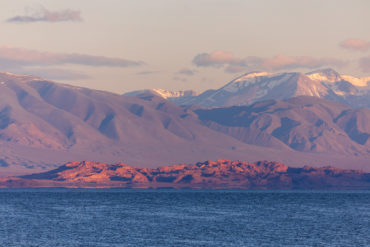 Озеро Ачит Нуур на рассвете, Монголия