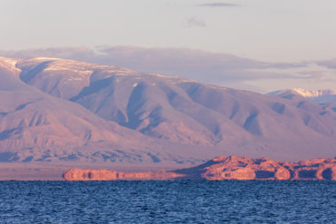 Озеро Ачит Нуур на рассвете, Монголия