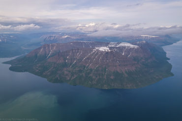 Полуостров Каменный и озеро Лама. С коптера, выше гор.