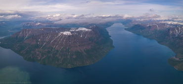Полуостров Каменный и озеро Лама. С коптера, выше гор.