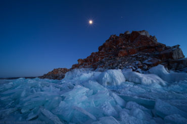 Скала Шаманка ночью, Байкал