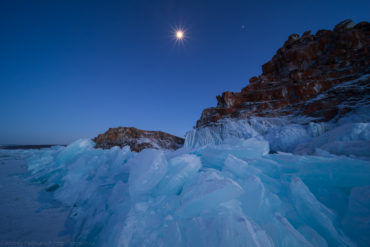 Скала Шаманка во льдах ночью, Байкал