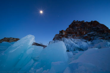 Лёд и звёзды около скалы Шаманка, Байкал
