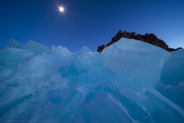 Лёд и звёзды около скалы Шаманка, Байкал