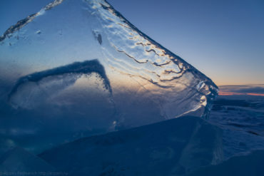 Лёд Байкала. Сине-красные, холодные тона.