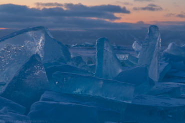 Лёд Байкала. Сине-красные, холодные тона.