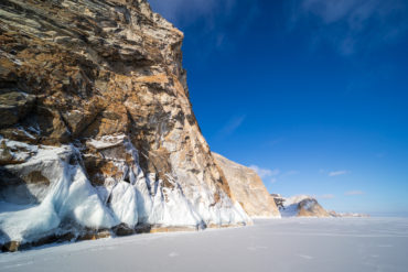 Зимний Байкал, лёд, скалы. Остров Ольхон