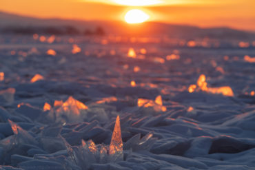 Лёд Байкала на закате, красно-синие тона