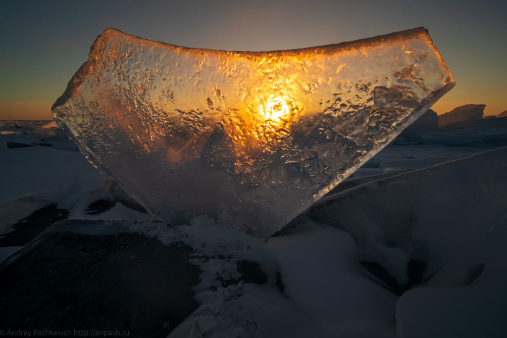 Лёд Байкала на закате, красно-желтые тона