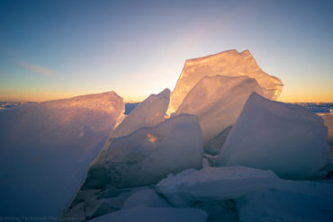 Лёд Байкала на рассвете, красно-желтые тона