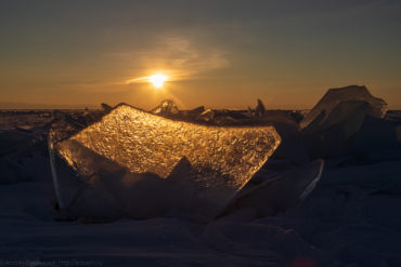 Лёд Байкала на закате, красно-желтые тона
