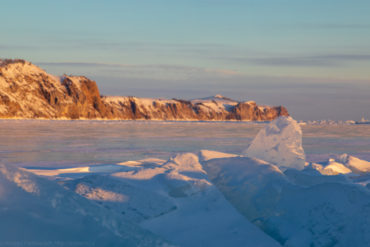 Зимний Байкал, лёд, скалы. Остров Ольхон
