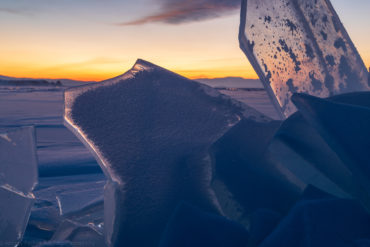 Лёд Байкала на закате, красно-синие тона