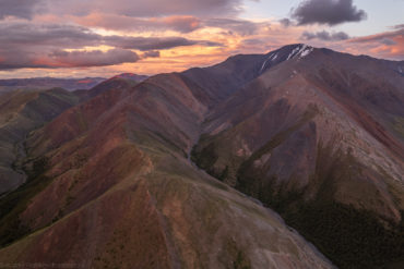 Отроги массива Сайлюгем на закате, горный Алтай